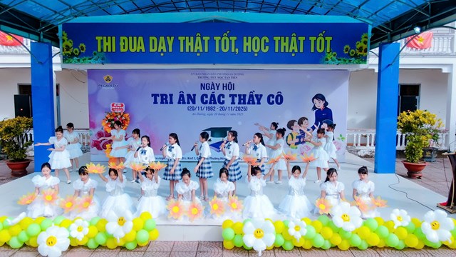 Tiết mục biểu diễn của học sinh khối nhỏ mang đến kh&ocirc;ng kh&iacute; vui tươi, s&ocirc;i nổi cho Ng&agrave;y hội Tri &acirc;n c&aacute;c Thầy C&ocirc; 20/11