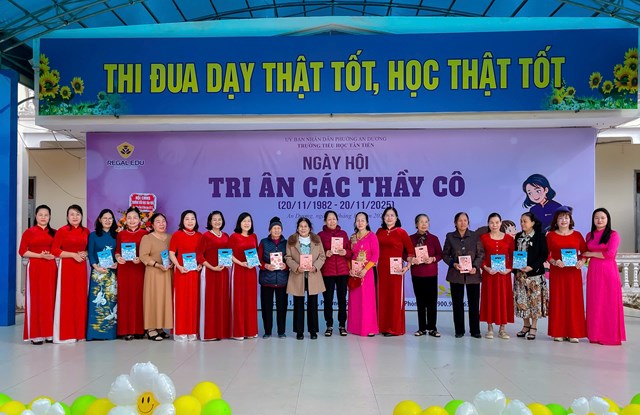 Đại diện Ban Gi&aacute;m hiệu v&agrave; gi&aacute;o vi&ecirc;n Trường Tiểu học T&acirc;n Tiến tặng qu&agrave; tri &acirc;n c&aacute;c thầy c&ocirc; gi&aacute;o đ&atilde; nghỉ hưu, thể hiện truyền thống &ldquo;uống nước nhớ nguồn&rdquo; của nh&agrave; trường.
