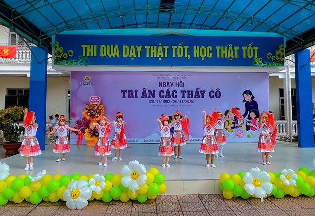 Trường Tiểu học T&#226;n Tiến long trọng tổ chức Ng&#224;y hội Tri &#226;n c&#225;c Thầy C&#244; nh&#226;n Ng&#224;y Nh&#224; gi&#225;o Việt Nam 20/11 - Ảnh 14