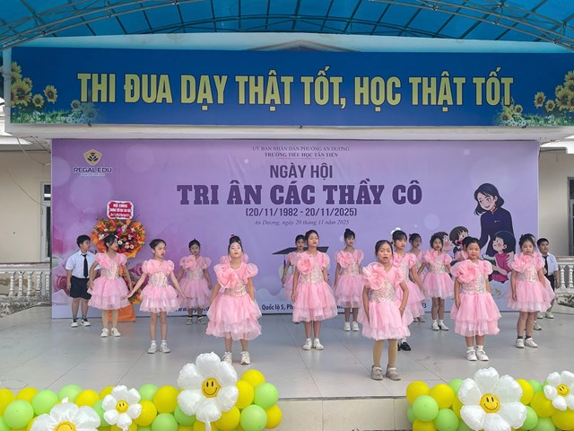 Trường Tiểu học T&#226;n Tiến long trọng tổ chức Ng&#224;y hội Tri &#226;n c&#225;c Thầy C&#244; nh&#226;n Ng&#224;y Nh&#224; gi&#225;o Việt Nam 20/11 - Ảnh 15
