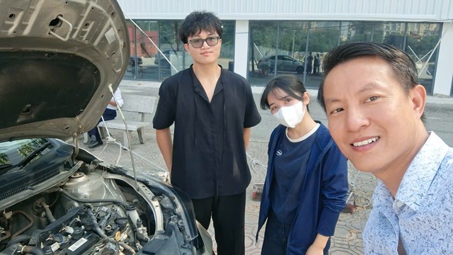 Thầy Chiểu trong một buổi dạy thực hành.