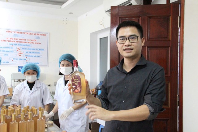 Anh Hồ Phúc Đồng vui cười kể vợ chồng anh cùng “Giáp nhau một tý”, nghĩa là tuổi Giáp Tý (1984) khi giới thiệu sản phẩm rượu nhung hươu do Công ty của anh sản xuất