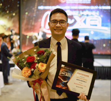 Anh Hồ Phúc Đồng - Giám đốc Công ty nhận giải thưởng tại một cuộc thi
