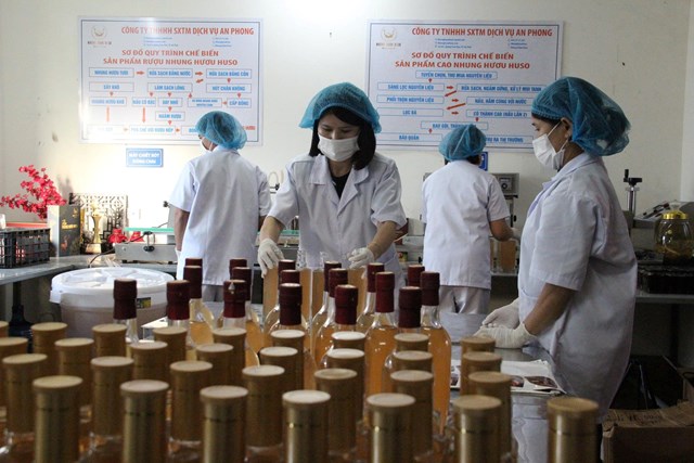 Chị Phan Thị Hoài kiểm tra sản phẩm sau khi xuất xưởng