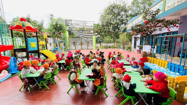 Cô giáo tận tình hướng dẫn con trẻ