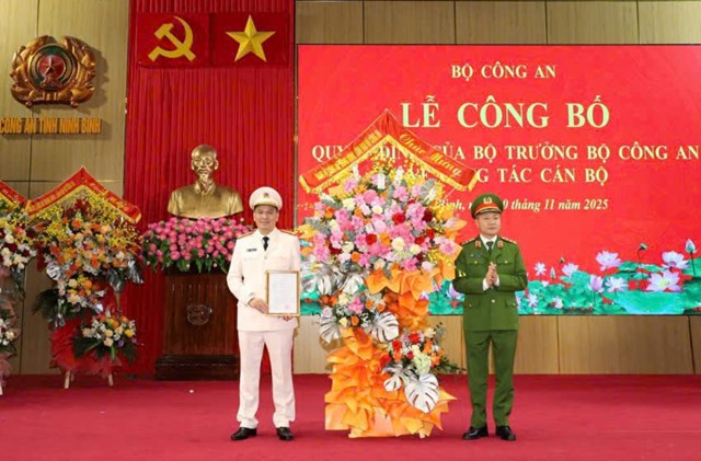 Lãnh đạo Bộ Công an trao quyết định và tặng hoa chúc mừng tân Giám đốc Công an tỉnh Ninh Bình tại lễ công bố các quyết định về công tác cán bộ, ngày 20/11/2025.