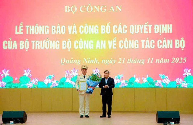 Đồng ch&iacute; Vũ Đại Thắng, Ủy vi&ecirc;n Trung ương Đảng, B&iacute; thư Tỉnh ủy, Trưởng Đo&agrave;n ĐBQH tỉnh thay mặt Thường trực Tỉnh ủy, HĐND, UBND tỉnh Quảng Ninh tặng hoa ch&uacute;c mừng Thiếu tướng Nguyễn Tiến Trung, Gi&aacute;m đốc C&ocirc;ng an tỉnh Quảng Ninh.