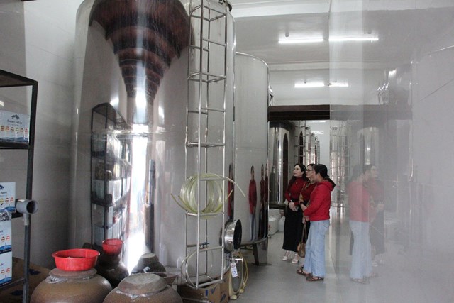 Th&ugrave;ng chứa v&agrave; hệ thống sản xuất rượu tr&ecirc;n d&acirc;y chuyền hiện đại