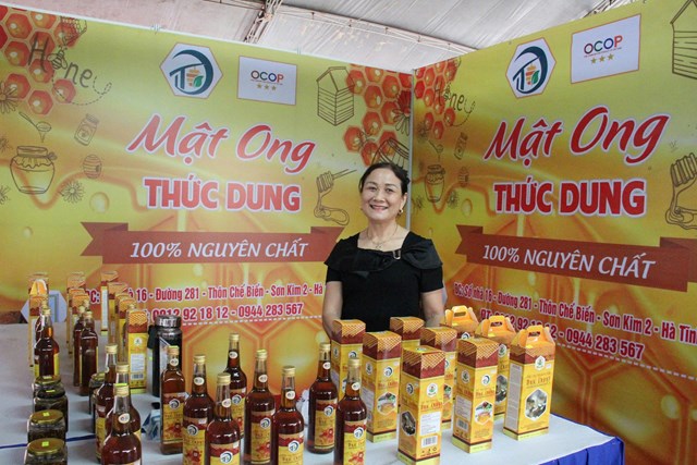 Đặc biệt c&aacute;c gian h&agrave;ng H&agrave; Tĩnh thể hiện sự phong ph&uacute; đa dạng đặc sản, chất lượng cao đạt OCOP 3 sao trở l&ecirc;n; thể hiện sự ph&aacute;t triển vượt bậc của H&agrave; Tĩnh trong thời gian gần đ&acirc;y tr&ecirc;n tất cả c&aacute;c mặt từ kỹ thuật sản xuất, chế biến đến bảo vệ m&ocirc;i trường, g&oacute;p phần n&acirc;ng cao, cải thiện, an to&agrave;n, bổ &iacute;ch đối với đời sống người ti&ecirc;u d&ugrave;ng.