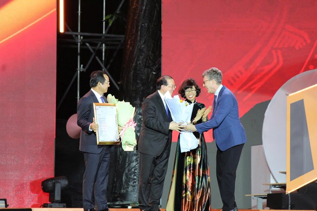 Ông Jonathan W. Baker (bên phải) trao quyết định TP. Hồ Chí Minh gia nhập mạng lưới các thành phố sáng tạo của UNESCO