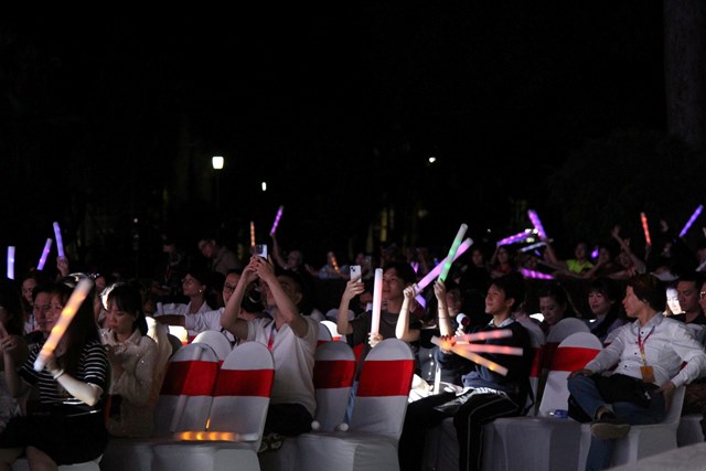 Không khí sôi động trước những tiết mục văn nghệ chào mừng tại Lễ khai mạc Liên hoan Phim Việt Nam lần thứ XXIV.