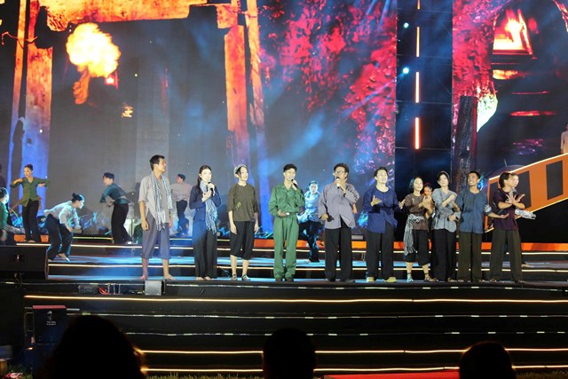 Tập thể diễn viên phim Mưa đỏ trình diễn tiết mục văn nghệ đặc biệt, kết hợp ba ca khúc “Còn gì đẹp hơn”, “Mặt trời trong bóng tối” và “Hi vọng”, những bản nhạc xuất hiện trong phim.