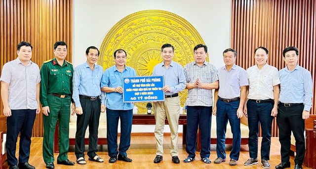 Đo&agrave;n c&ocirc;ng t&aacute;c th&agrave;nh phố Hải Ph&ograve;ng trao hỗ trợ 40 tỷ đồng v&agrave; vật tư y tế cho tỉnh Đắk Lắk nhằm khắc phục hậu quả thi&ecirc;n tai.