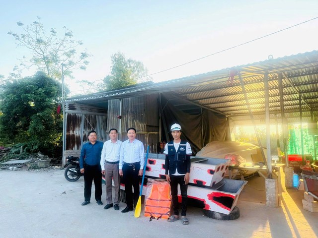 Đại diện x&atilde; Vĩnh Thịnh v&agrave; anh Phạm Văn Thắng b&ecirc;n chiếc cano được ủng hộ để phục vụ c&ocirc;ng t&aacute;c cứu hộ &ndash; cứu nạn tại Đắk Lắk.