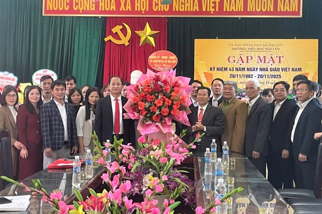 Lãnh đạo xã Hải Lựu tri ân thầy cô giáo và cán bộ quản lý - Ảnh 1