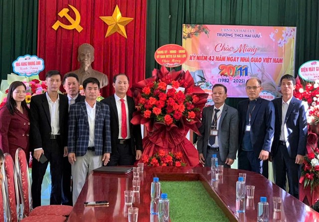 Đồng chí Lưu Văn Minh, Phó Bí thư Thường trực Đảng ủy xã Hải Lựu đến thăm và chúc mừng đội ngũ cán bộ, giáo viên các trường Mầm non Hải Lựu, Tiểu học Hải Lựu và THCS Hải Lựu. Cùng tham gia đoàn có các đồng chí: Nguyễn Thành Trung, Ủy viên BTV, Chủ nhiệm UBKT Đảng ủy; Nguyễn Thị Minh, ĐUV, Chủ tịch Ủy ban MTTQ Việt Nam xã; cùng các chuyên viên phòng VH-XH và Trung tâm Dịch vụ sự nghiệp công xã.