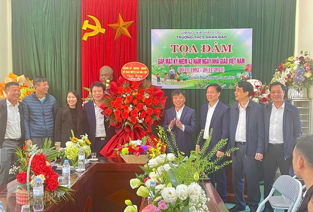 Đồng chí Đỗ Huy Chiến, Phó Bí thư Đảng ủy, Chủ tịch UBND xã Hải Lựu, vừa đến thăm và chúc mừng đội ngũ cán bộ, giáo viên các trường THPT Bình Sơn và THCS Nhân Đạo. Cùng đi có các đồng chí: Nguyễn Văn Đang, ĐUV, Trưởng Ban Kinh tế – Ngân sách HĐND xã; Trần Tuấn Vinh, ĐUV, Chánh Văn phòng HĐND & UBND; Triệu Thứ Hiệp, ĐUV, Trưởng phòng Văn hóa – Xã hội xã; cùng các chuyên viên phòng VH-XH và Trung tâm Dịch vụ sự nghiệp công xã. 