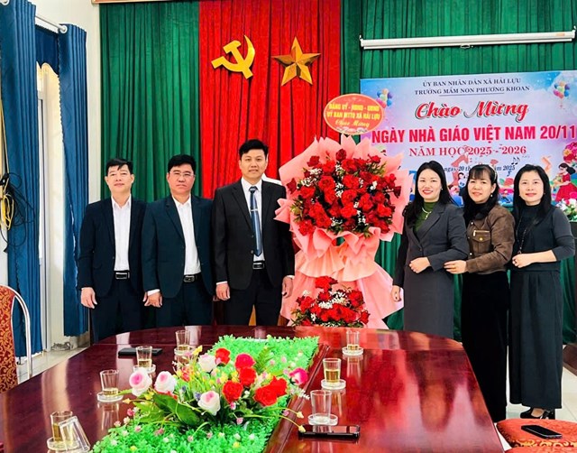 Đồng chí Phó Khắc Chiến, Ủy viên BTV, Phó Chủ tịch UBND xã, vừa đến thăm và chúc mừng đội ngũ cán bộ, giáo viên các trường Mầm non Phương Khoan, Tiểu học Phương Khoan và THCS Phương Khoan. Cùng đi có các đồng chí: Đào Tiến Trung, Ủy viên BTV, Trưởng phòng Kinh tế xã; La Trường Giang, ĐUV, Phó Giám đốc Trung tâm Hành chính công xã.