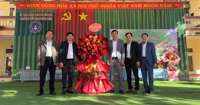 Đồng chí Nguyễn Trung Dũng, ĐUV, Phó Chủ tịch UBND xã Hải Lựu, vừa đến thăm và tặng hoa chúc mừng đội ngũ cán bộ quản lý, giáo viên và nhân viên các trường Mầm non Nhân Đạo và Tiểu học Nhân Đạo. Cùng đi có đồng chí Nguyễn Thị Chi, ĐUV, Trưởng ban Văn hóa – Xã hội HĐND xã; cùng các chuyên viên phòng VH-XH và Trung tâm Dịch vụ sự nghiệp công xã.