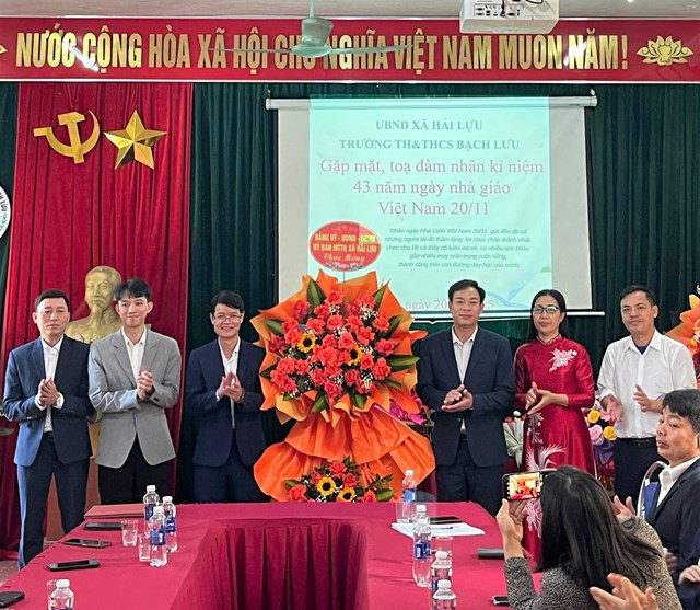 Đồng chí Vũ Mạnh Tuấn, Ủy viên BTV, Phó Chủ tịch HĐND xã Hải Lựu, đã đến thăm và chúc mừng đội ngũ cán bộ, giáo viên các trường Mầm non Bạch Lưu và Tiểu học & THCS Bạch Lưu. Cùng tham gia đoàn có các đồng chí: Lê Thanh Hải, Ủy viên BTV, Chỉ huy trưởng BCH Quân sự xã; Nguyễn Quang Chí, ĐUV, Giám đốc Trung tâm Dịch vụ sự nghiệp công xã; cùng các chuyên viên phòng VH-XH.