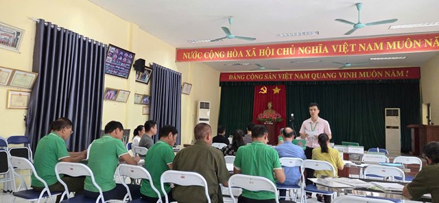 C&aacute;n bộ Ph&ograve;ng giao dịch NHCSXH Vĩnh Tường hướng dẫn quy tr&igrave;nh đối chiếu, ph&acirc;n loại nợ cho kh&aacute;ch h&agrave;ng vay vốn