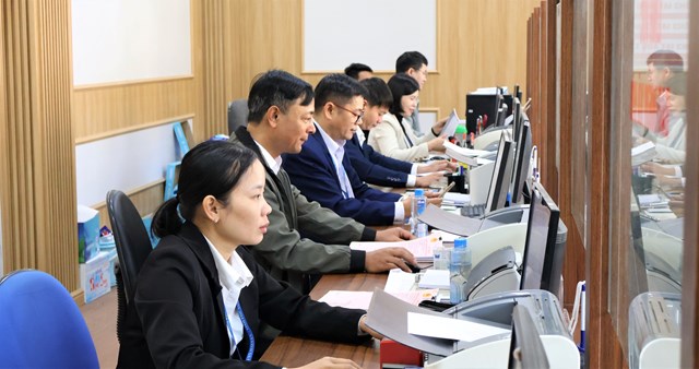 Quang cảnh l&agrave;m việc tại Trung t&acirc;m phục vụ h&agrave;nh ch&iacute;nh c&ocirc;ng x&atilde; Hải Lựu