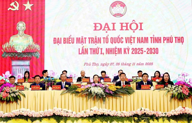 Đo&agrave;n Chủ tịch Đại hội.