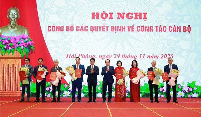 Các đồng chí: Bí thư Thành uỷ Lê Tiến Châu, Chủ tịch UBND thành phố Lê Ngọc Châu trao quyết định của UBND thành phố và tặng hoa chúc mừng các đồng chí được điều động nhận nhiệm vụ mới thuộc khối chính quyền.