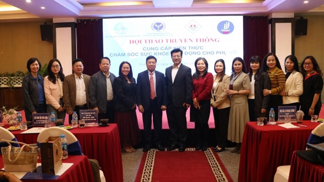 Ông Vũ Mạnh Cường chụp ảnh cùng các khách mời, ban tổ chức tại Hội thảo  