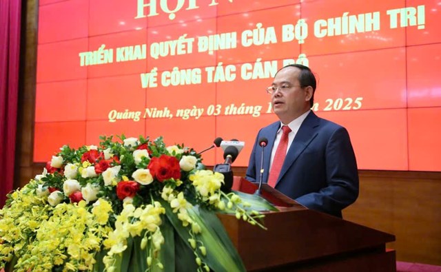 Đồng ch&iacute; Quản Minh Cường ph&aacute;t biểu tại Hội nghị triển khai Quyết định của Bộ Ch&iacute;nh trị về c&ocirc;ng t&aacute;c c&aacute;n bộ, s&aacute;ng 3/12/2025 tại Quảng Ninh.