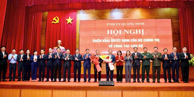 Thường trực Tỉnh ủy, HĐND, UBND, Ủy ban MTTQ v&agrave; Đo&agrave;n ĐBQH tỉnh tặng hoa ch&uacute;c mừng đồng ch&iacute; Quản Minh Cường, B&iacute; thư Tỉnh ủy Quảng Ninh v&agrave; đồng ch&iacute; Vũ Đại Thắng, Ủy vi&ecirc;n Trung ương Đảng, Ph&oacute; B&iacute; thư Th&agrave;nh ủy, Chủ tịch UBND TP H&agrave; Nội, nguy&ecirc;n B&iacute; thư Tỉnh ủy Quảng Ninh.