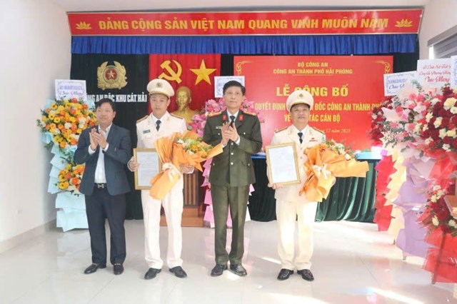 Đại t&aacute; Phạm Viết Dũng - Ph&oacute; Gi&aacute;m đốc CATP v&agrave; đồng ch&iacute; Trần Văn Phương - B&iacute; thư Đảng uỷ, Chủ tịch HĐND Đặc khu, trao Quyết định, ch&uacute;c mừng Trung t&aacute; Ho&agrave;ng Xu&acirc;n Hiển v&agrave; Thiếu t&aacute; Phạm Văn Thời được điều động, bổ nhiệm giữ chức vụ chỉ huy C&ocirc;ng an Đặc khu C&aacute;t Hải