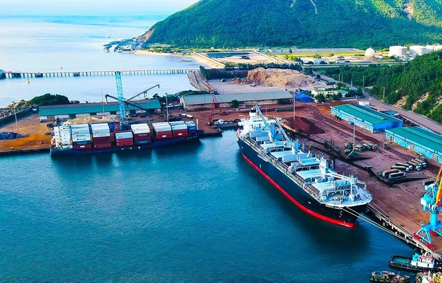 Trong mối quan hệ hợp tác đặc biệt Việt Nam – Lào, Cảng Vũng Áng (Hà Tĩnh) giữ vai trò như một cầu nối chiến lược, tạo điều kiện để hàng hóa từ Lào tiếp cận Biển Đông và các thị trường quốc tế.