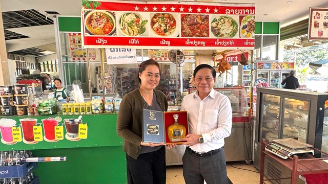 Hoạt động trao tặng sản phẩm OCOP Hà Tĩnh góp phần thắt chặt giao lưu, gắn kết Việt Nam – Lào (Ảnh: Quốc Khánh)