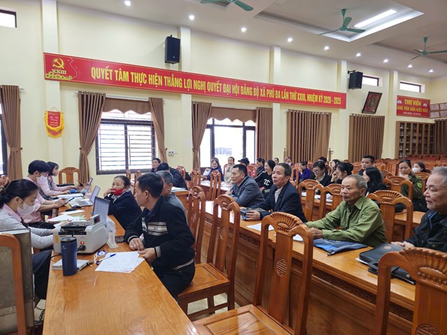 Cán bộ Phòng giao dịch Ngân hàng CSXH Vĩnh Tường thực hiện giải ngân nguồn vốn ưu đãi cho người dân đủ điều kiện vay, ổn định cuộc sống và phát triển sinh kế.