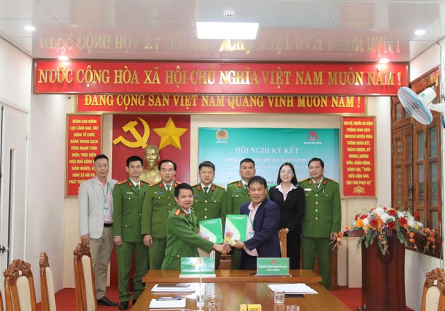 Lãnh đạo Ngân hàng CSXH Vĩnh Tường ký kết chương trình phối hợp với công an các xã trong triển khai tín dụng ưu đãi dành cho các trường hợp trở về địa phương sau khi hoàn thành thời gian chấp hành án