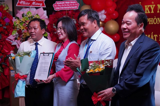 Tiến sĩ Nguyễn Lê Vân - Phó Trưởng Phòng Quản lý Báo chí Xuất bản, Sở Văn hoá và Thể Thao thành phố Hồ Chí Minh trao Quyết định chấp thuận VPĐD mới