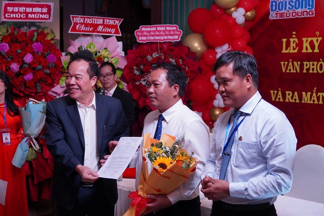 Tổng Biên tập Nguyễn Quốc Hùng công bố, trao quyết định bổ nhiệm, giao nhiệm vụ và tặng hoa cho ông Nguyễn Hải Phong - Trưởng Văn phòng đại diện tại TP. Hồ Chí Minh