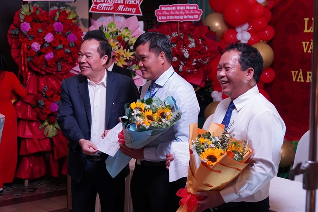 Tổng Biên tập Nguyễn Quốc Hùng công bố, trao quyết định bổ nhiệm, giao nhiệm vụ và tặng hoa cho ông Mai Đức Tuyên - Phó Trưởng Văn phòng đại diện tại TP. Hồ Chí Minh