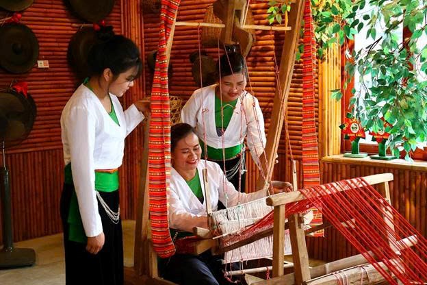 Các nghệ nhân Mường biểu diễn nghi lễ truyền thống tại lễ hội văn hóa Phú Thọ, góp phần bảo tồn và phát huy bản sắc dân tộc.