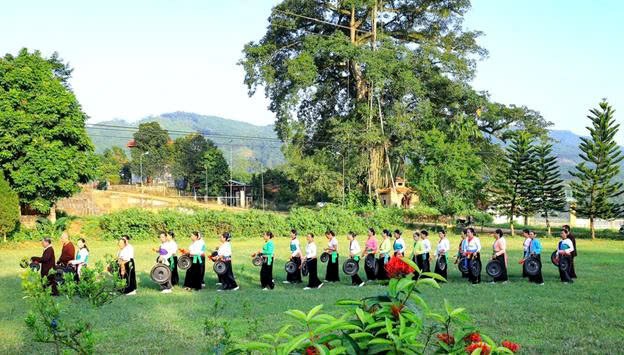 Văn hóa vật thể Mường được thể hiện qua kiến trúc, trang phục và dụng cụ lao động truyền thống, giữ gìn bản sắc dân tộc.