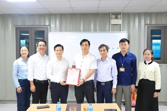 Ông Nguyễn Hữu Mạnh, Phó Chủ tịch UBND xã Xuân Lãng trao giấy chứng nhận QSDĐ cho chủ đầu tư KCN Green Park