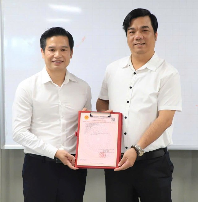 Ông Nguyễn Hữu Mạnh, Phó Chủ tịch UBND xã Xuân Lãng trao giấy chứng nhận QSDĐ cho chủ đầu tư KCN Green Park