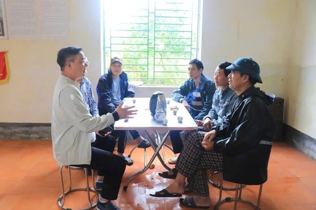 Cán bộ Ban Quản lý dự án xã Xuân Lãng trực tiếp gặp gỡ, giải đáp thắc mắc của người dân trong quá trình triển khai các dự án