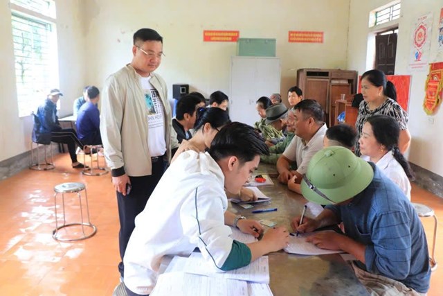 Ban Quản lý dự án xã Xuân Lãng thực hiện chi trả tiền bồi thường hỗ trợ giải phóng mặt bằng cho người dân