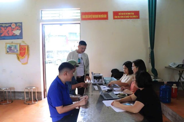 Ban Quản lý dự án xã Xuân Lãng thực hiện chi trả tiền bồi thường hỗ trợ giải phóng mặt bằng cho người dân