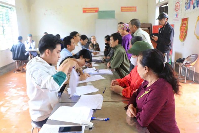 Ban Quản lý dự án xã Xuân Lãng thực hiện chi trả tiền bồi thường hỗ trợ giải phóng mặt bằng cho người dân