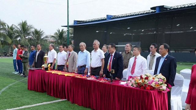 Các đại biểu, khách mời và Ban Tổ chức làm lễ chào cờ tại Lễ khai mạc Giải bóng đá Kết nối họ Ngô chào mừng Đại hội họ Ngô TP Hải Phòng lần thứ I, nhiệm kỳ 2025 – 2030.