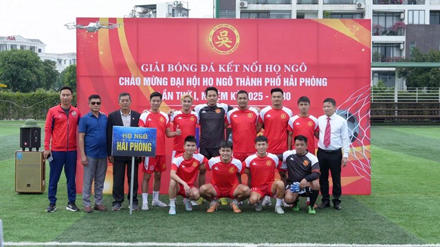 Đội hình CLB Doanh nhân họ Ngô Hải Phòng chụp lưu niệm trước giờ thi đấu.