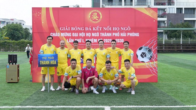 CLB Doanh nhân họ Ngô Thanh Hóa chụp ảnh lưu niệm trước trận đấu.